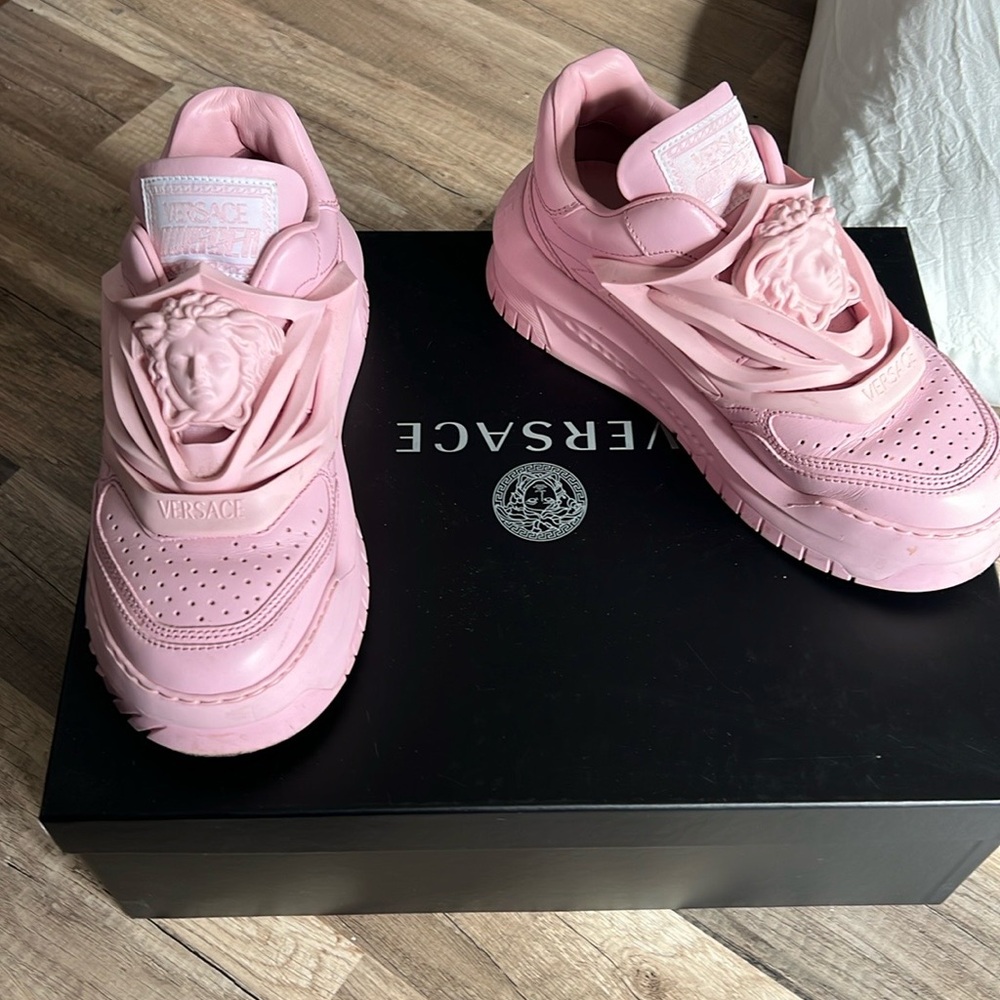 Versace Medusa sneakers in pink. Excellent condition
